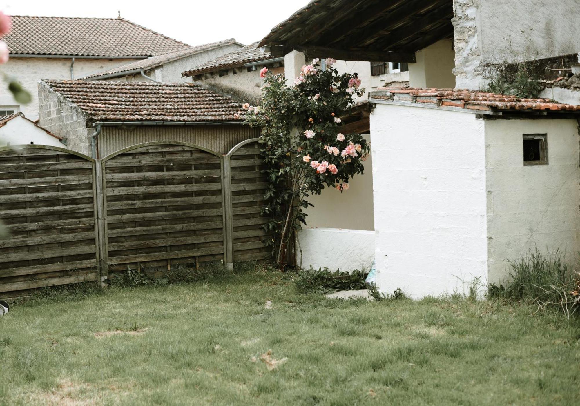 Studio De Plain-Pied Avec Terrasse Et Jardin Apartment Saint-Meard-de-Gurcon Exterior photo